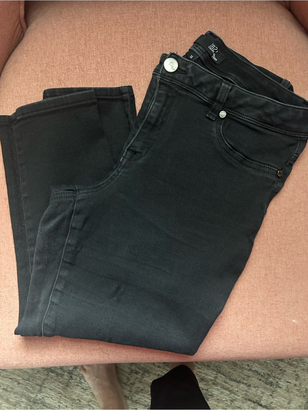 Black High-Rise Skinny capris